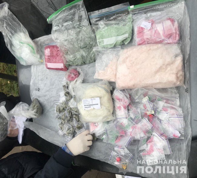 Спецоперація з ліквідації великого наркокартелю відбувається в 6 областях. Вилучено наркотиків на 25 млн грн, - Нацполіція 04