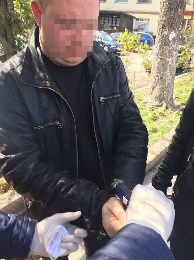 Uzhhorod official apprehended while accepting bribe 02