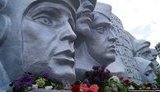 9 травня у Дніпрі: Поліція пускала на покладання квітів по двоє і видавала маски тим, хто прийшов без них. ВІДЕО+ФОТОрепортаж