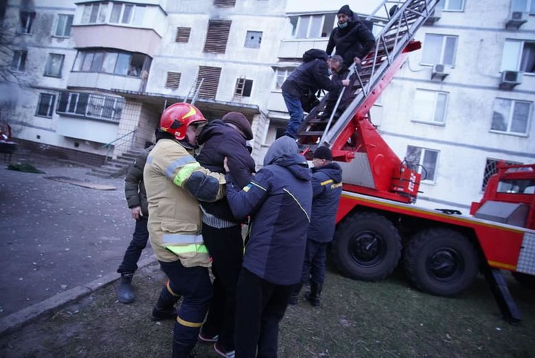 Внаслідок влучання боєприпасу значні руйнування 16-поверхового будинку в Святошинському районі Києва. Спалахнула пожежа, двоє загиблих, - ДСНС 07