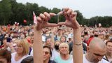 Кілька тисяч людей вийшли на акцію підтримки суперниці Лукашенка на виборах Тіхановської в Мінську. ФОТОрепортаж