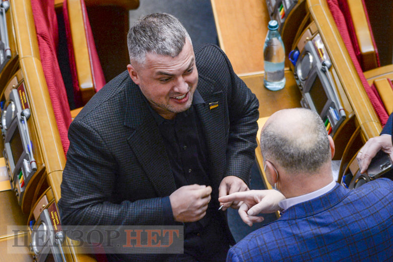 Календарі Ковальчука, суперечка Стефанчука і Разумкова, дискусія Вятровича і Бужанського, Вірастюк під ялинкою, - день роботи Ради 16 грудня 01
