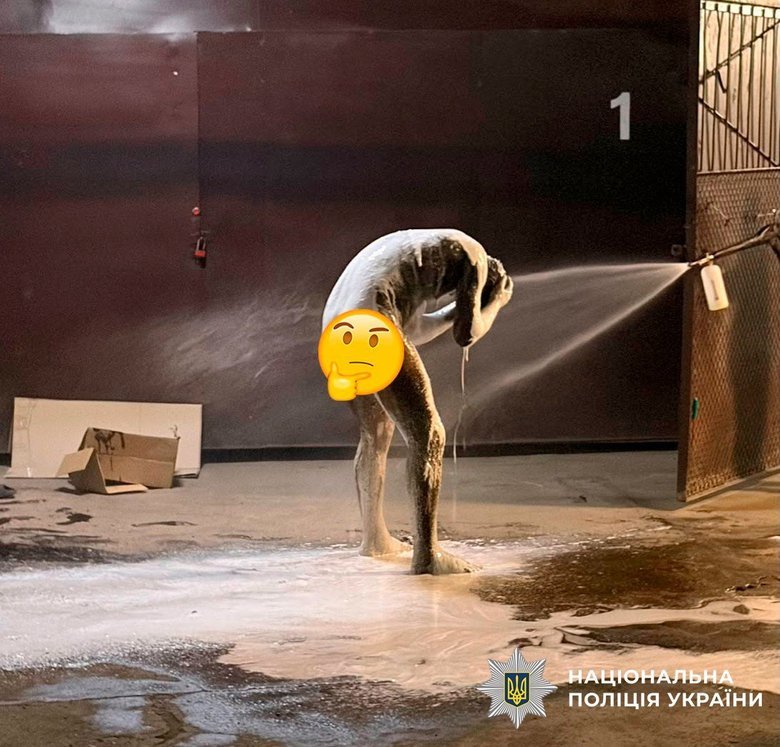 Чоловік заліз у діжку зі смолою та пограбував магазин у Києві