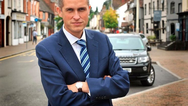 РФ должна заплатить за оккупацию Крыма, вмешательство в выборы в США и отравление Скрипалей, - глава Минобороны Британии Уильямсон