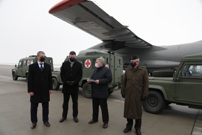 Латвия передала ВСУ 7 медицинских бронеавтомобилей 01