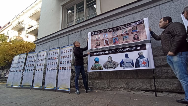 Україно, МИ Є: рідні українських полонених і зниклих без вісті на Донбасі пікетують ОП - матері заявили, що стоятимуть на Банковій 72 години 22 Україно, МИ Є: рідні українських полонених і зниклих без вісті на Донбасі пікетують ОП - матері заявили, що стоятимуть на Банковій 72 години 22