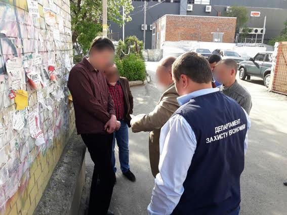 Під час одержання хабара затримано співробітника Центру надання адмінпослуг Хмельницької міськради 02