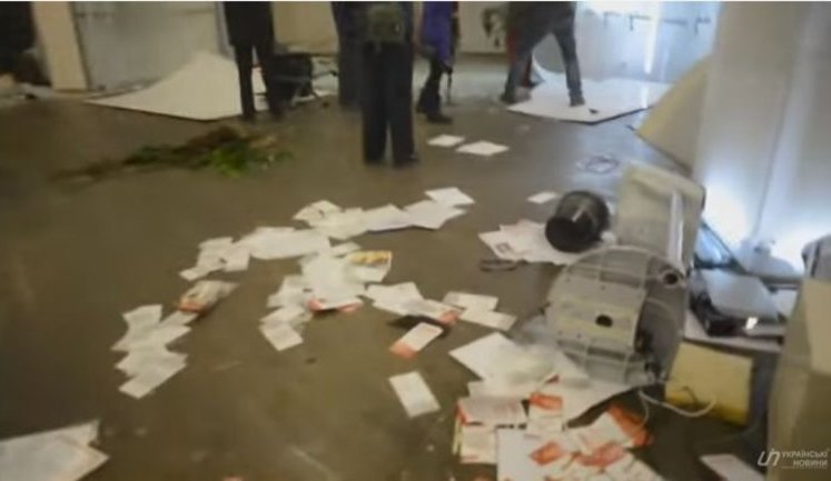 Погром "Альфа-Банка" в центре Киева. ВИДЕО