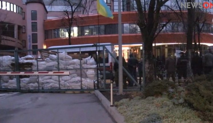 Активисты блокируют телеканал NewsOne из-за высказываний Мураева о Революции Достоинства (обновлено). ВИДЕО+ФОТОрепортаж