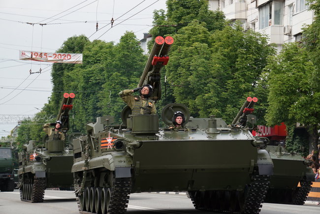 Оккупанты провели в Крыму сразу два военных парада 10