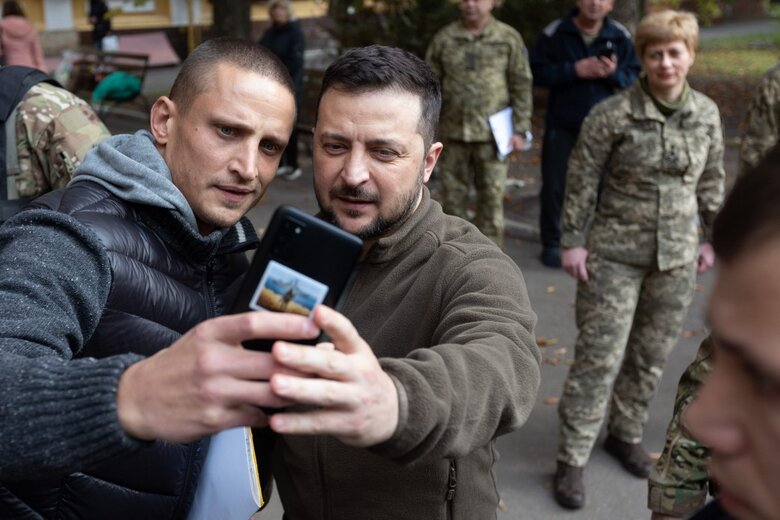 Зеленский посетил военный госпиталь и вручил государственные награды раненым украинским защитникам и военным медикам 11