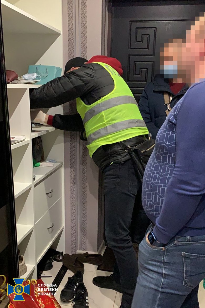 СБУ задержала мошенников, выдававших себя за офицеров спецслужбы и шантажировавших иностранцев 04
