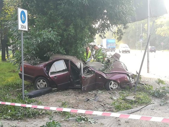 У Львові 21-річна дівчина на Mercedes, намагаючись втекти з місця ДТП, врізалася в дерево і загинула 01