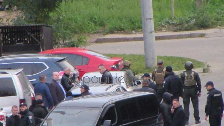 Подозреваемый в растлении несовершеннолетних начал стрельбу возле школы в Черновцах - одна полицейская погибла, один - ранен 01