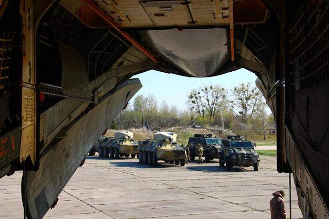 Airborne unit drills loading military hardware onboard IL-76 carrier in Zhytomyr region 02