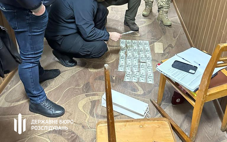 Заместитель начальника Центральной военно-врачебной комиссии за $5 тыс. обещал предоставить справку о непригодности к военной службе, - ГБР 04