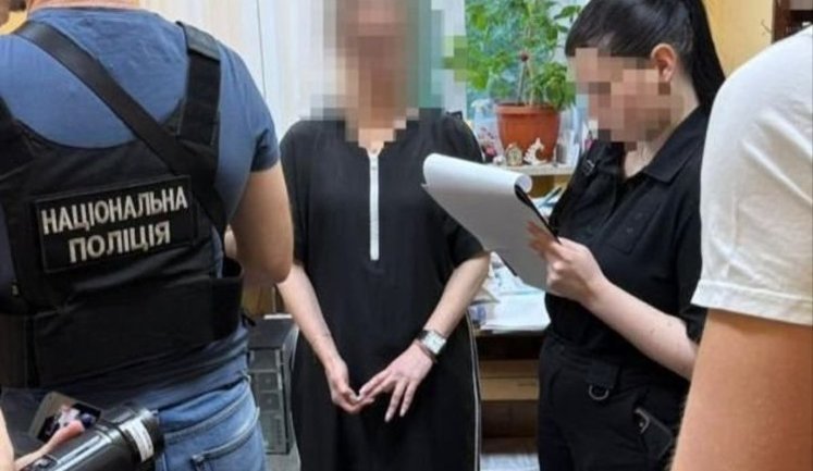 Для виїзду за кордон оформлювали українців як іноземців на видворення: викрито посадовців міграційної служби у Дніпрі. ФОТОрепортаж