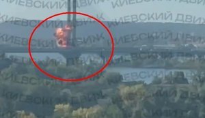 Момент російського удару по Південному мосту в Києві під час атаки на столицю. ВIДЕО