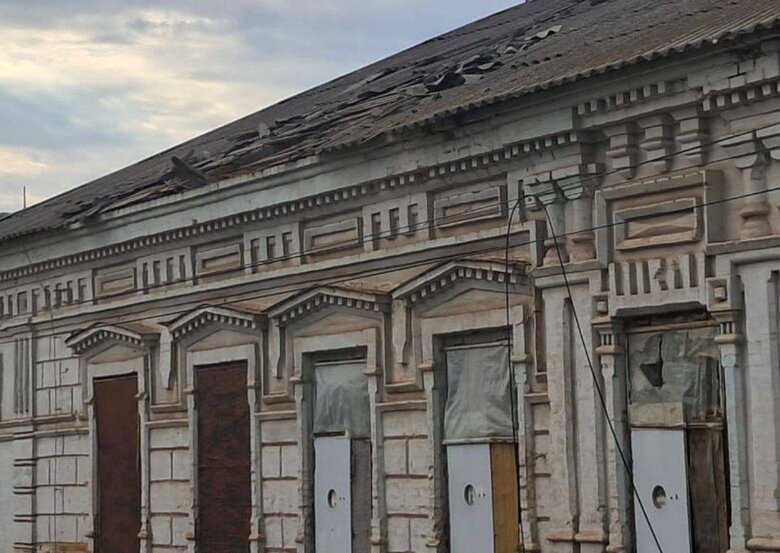 Пошкоджена російським обстрілом будівля на Дніпропетровщині