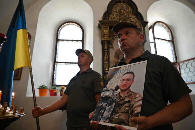 Зі скрипалем та воїном Давидом Якушиним, який загинув у бою з окупантами, попрощалися в Києві 18