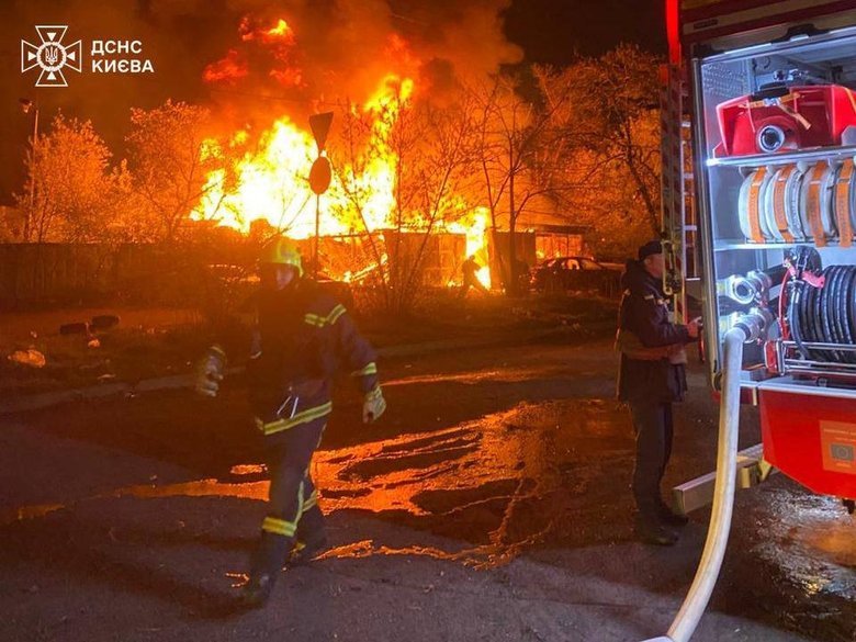 Ракетна атака спричинила пожежі та руйнування у кількох районах Києва