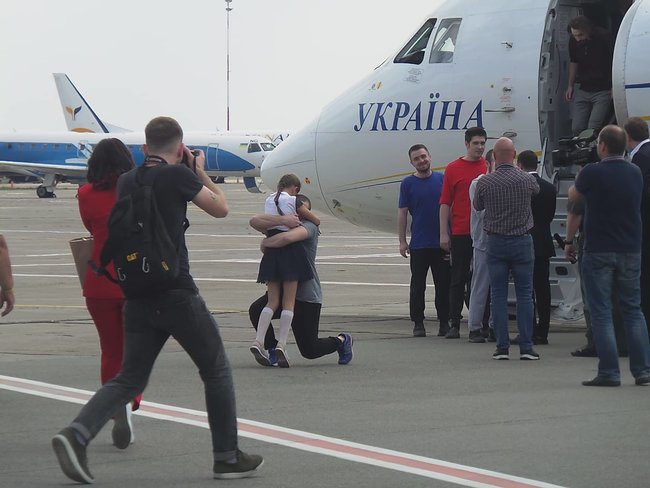Звільнені українці прилетіли до Києва 16