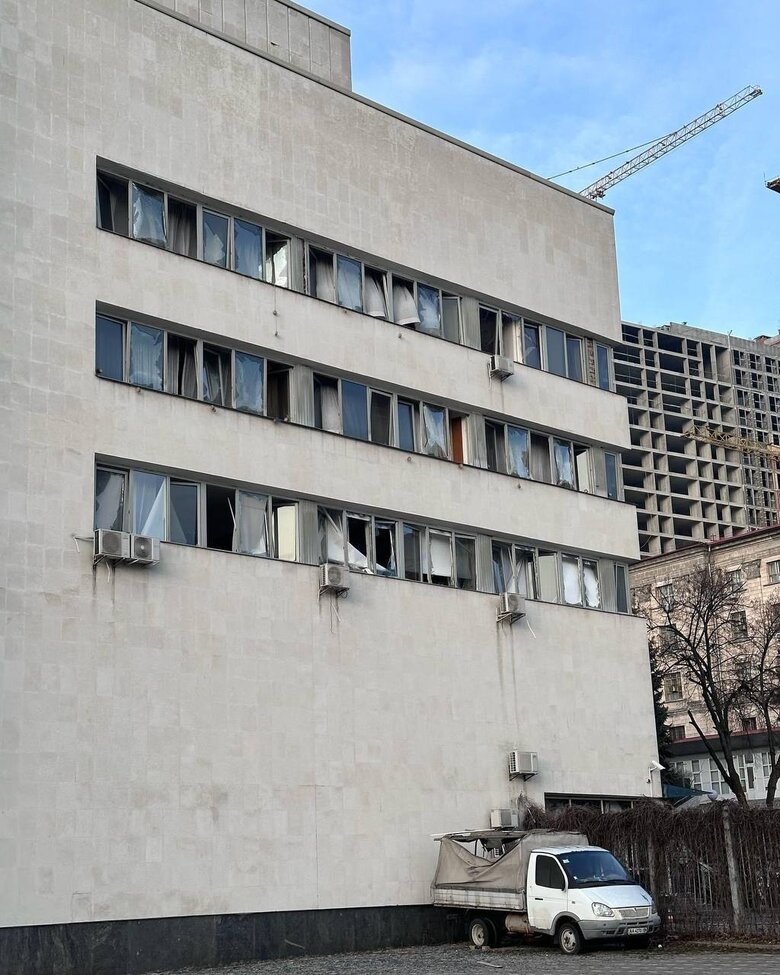 Россияне обстреляли гостиницу в Киеве. Поврежден дворец Украина 02