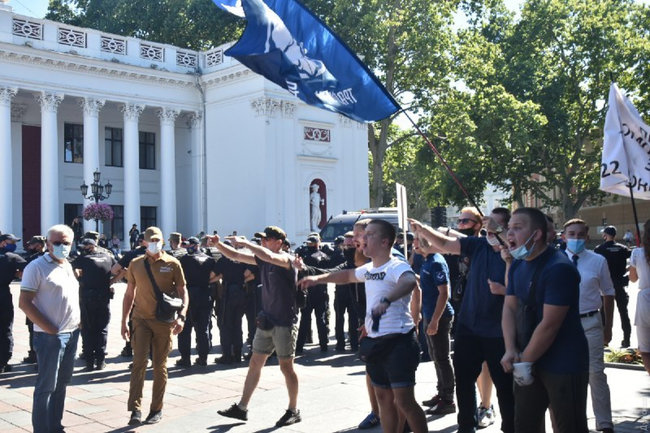 Марш равенства в Одессе закончился потасовками: двое полицейских госпитализированы, задержаны 16 человек 12