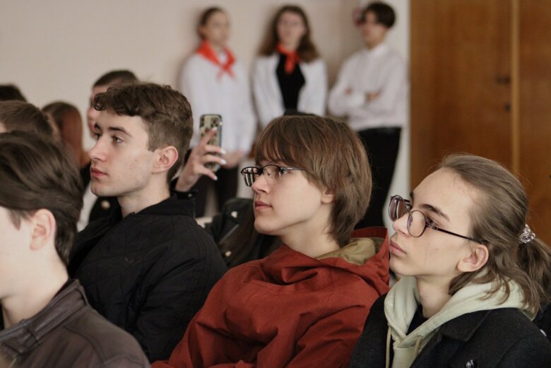 Киевские школьники выступили в галстуках, как у пионеров. Говорят, они коралловые, а не красные 05