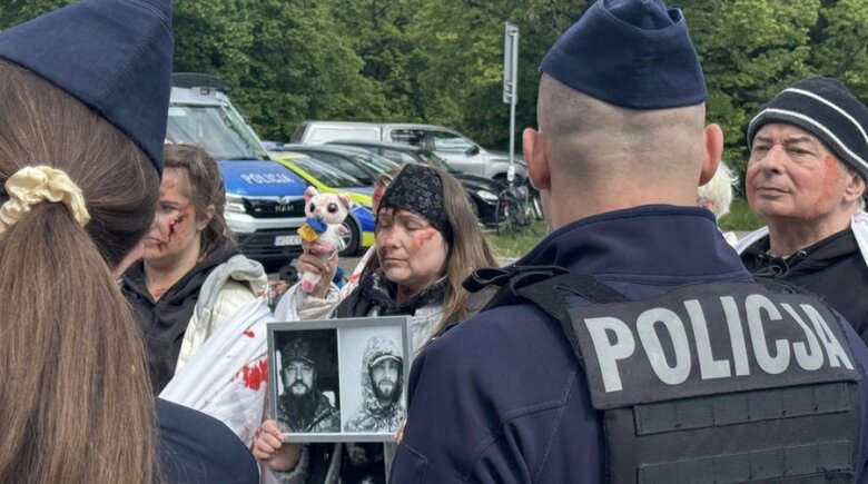 Посол РФ у Польщі прийшов з квітами до пам'ятника радянським солдатам