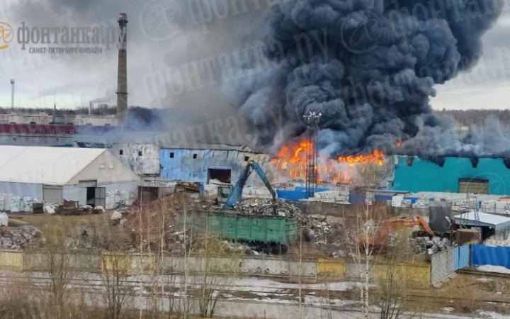 Масштабна пожежа поблизу санкт-петербурзького аеропорту 
