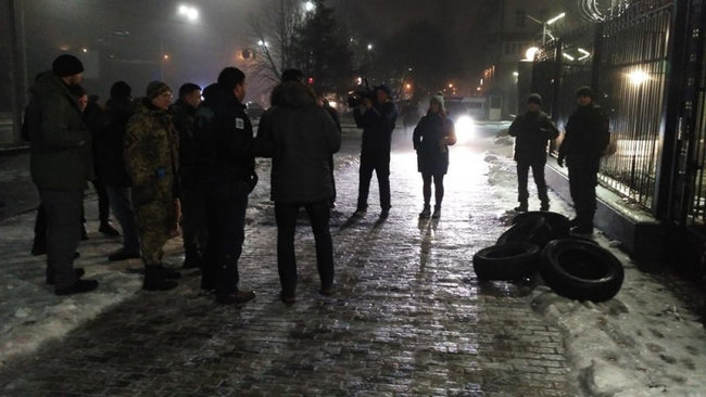 Посольство РФ забросали дымовыми шашками 03