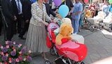 Как Людмила Янукович катала в коляске плюшевого мишку. ФОТОФАКТ