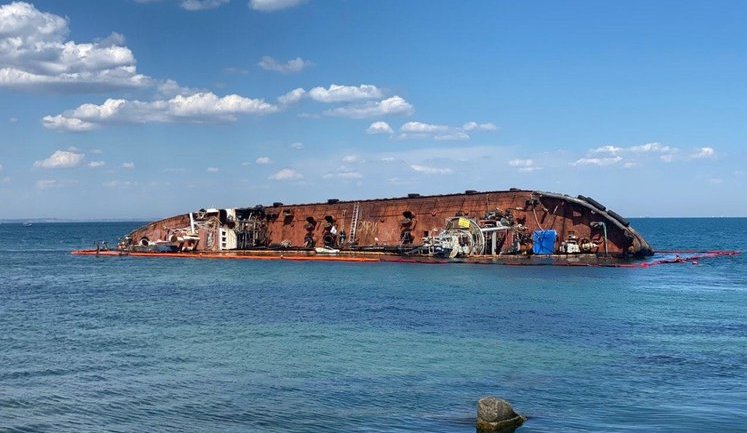 Вторая попытка подъема затонувшего в Одессе танкера Delfi состоится в пятницу, - бизнесмен Ставницер