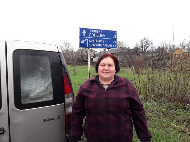 Морские пехотинцы отремонтировали поврежденную осколками крышу в доме волонтерки 01