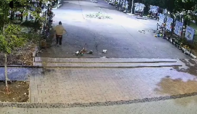 Розкидала квіти на Алеї Героїв у Ніжині: на порушницю складено протокол, - Нацполіція. ВIДЕО