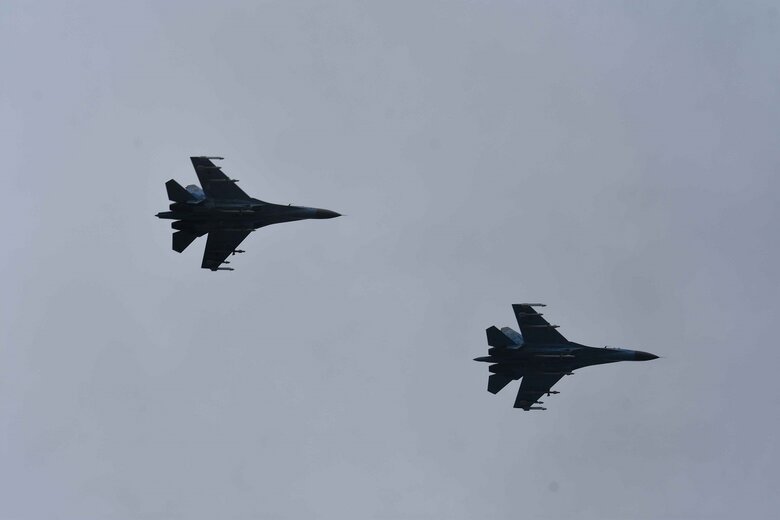 У Вінниці провели в останню путь 25-річного льотчика-штурмовика Сергія Пархоменка. Свою шану віддали і пара літаків Су-27 у небі 04