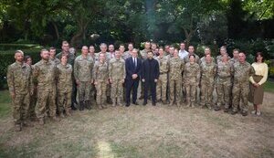 Зеленський разом із Стармером зустрілися з українськими військовими, які проходять навчання у Британії. ВІДЕО+ФОТОрепортаж