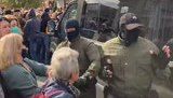 Участницы женского марша в Минске сопротивляются силовикам и вынуждают их отступить. ВИДЕО