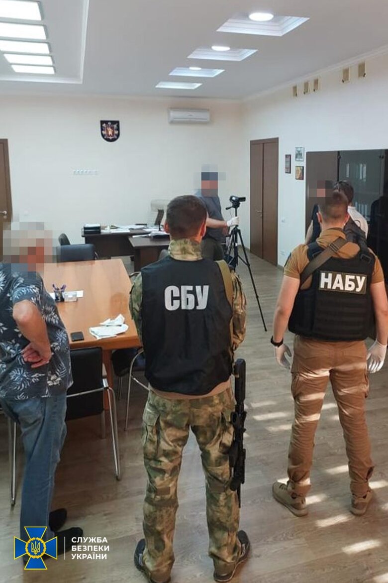 СБУ та НАБУ проводять обшуки у топпосадовців Запорізькій області у справі щодо привласнення гуманітарної допомоги 01