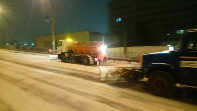 Киевавтодор настоятельно рекомендует водителям не выезжать на собственных автомобилях: коммунальщики борются с последствиями непогоды 10