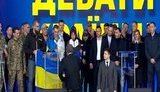 Zelenskyi, Poroshenko get on their knees during debates. VIDEO