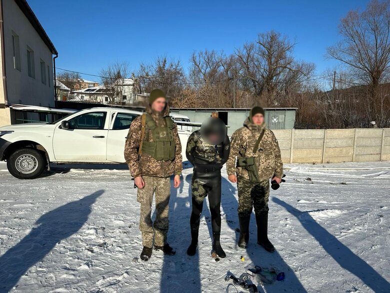 Прикордонники витягнули з Дністра 35-річного чоловіка, який у гідрокостюмі з ластами плив до Молдови 01 Прикордонники витягнули з Дністра 35-річного чоловіка, який у гідрокостюмі з ластами плив до Молдови 01