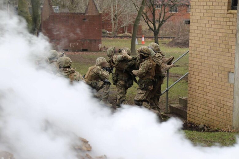 Ukrainian soldiers practice offensive and defensive actions in Britain 12