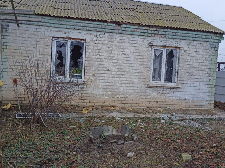 Наслідки обстрілу Шляхового на Херсонщині: Постраждала 69-річна жінка 03