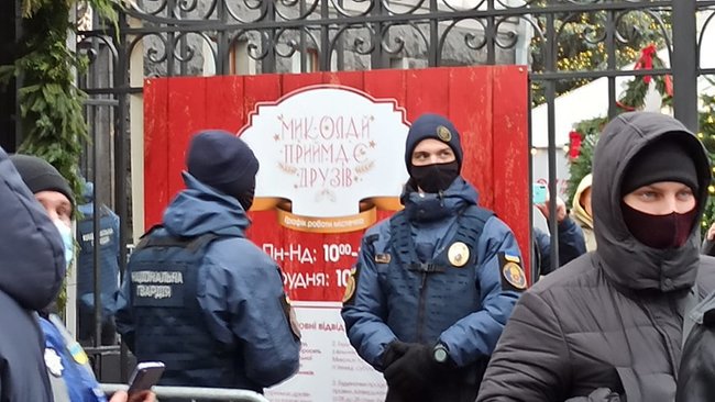 Кінець епохи бідності - початок епохи злиднів: мітингувальники протестують під ОП проти підвищення тарифів, планують відвезти Зеленському платіжки 12