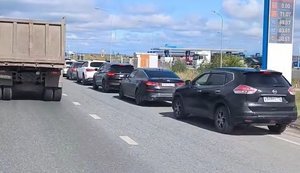 Реакция россиянина на километровую очередь за бензином в Тюмени: "#бануться, такую страну до такой х#йни довели". ВИДЕО