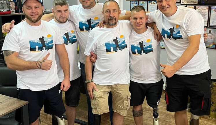 "Мы не устали": 5 протезированных ветеранов ВСУ отправились в поход по Карпатам, чтобы собрать 10 млн грн для побратимов. ВИДЕО