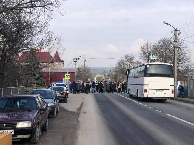 Ми теж хочемо кататися на лижах, а не виживати у злиднях, - у Чернівецькій області відбуваються акції протесту проти підвищення тарифів 05