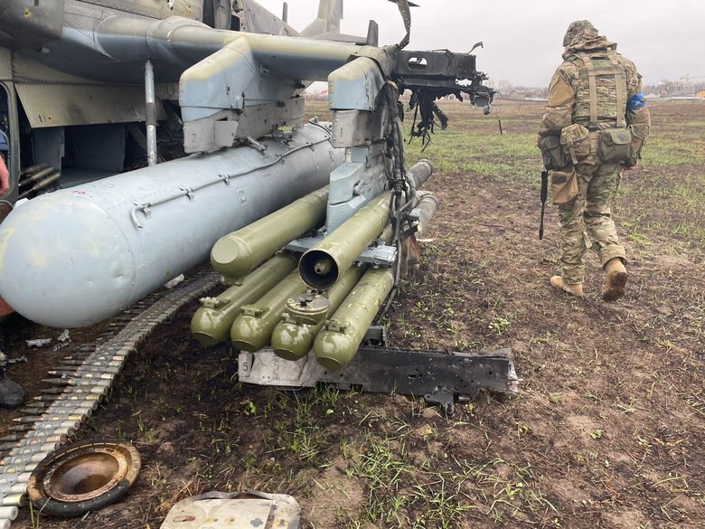 Украинские воины из ССО рядом со сбитым российским вертолетом 03